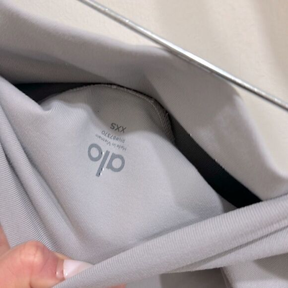 Alo Yoga Leggings- Crop Light Gray with Mesh Detailing Size XXS - Picture 4 of 7